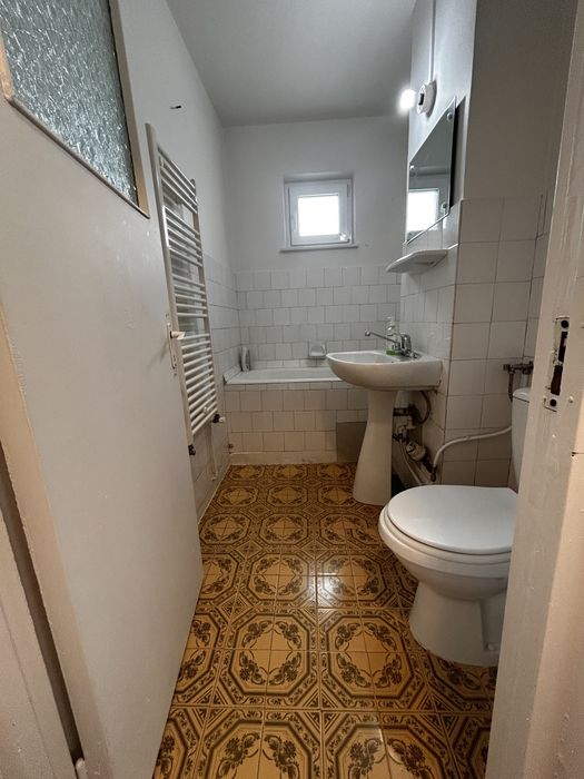 Inchiriez apartament 4 camere hotelier sau termen lung