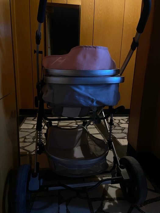 Бебешка количка с въртящ се кош