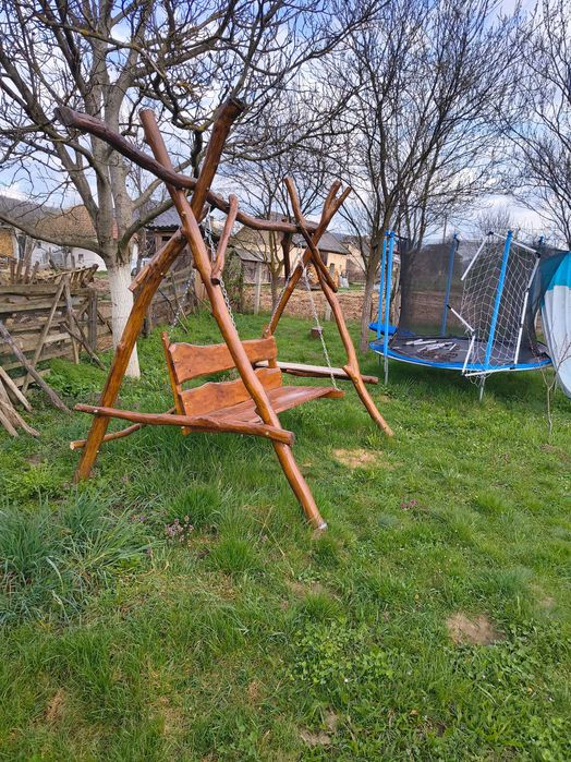 Un balansoar rustic de gradina