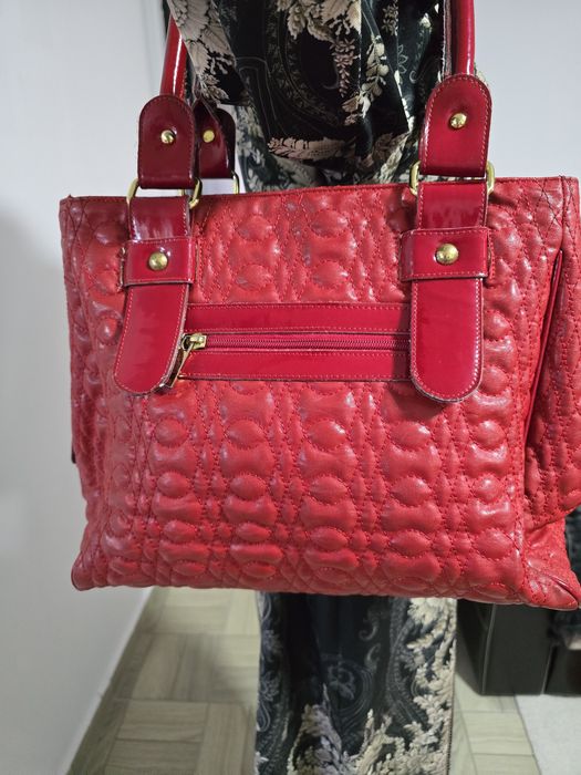 Geanta roșie, piele naturala lacuita și material matlasat;