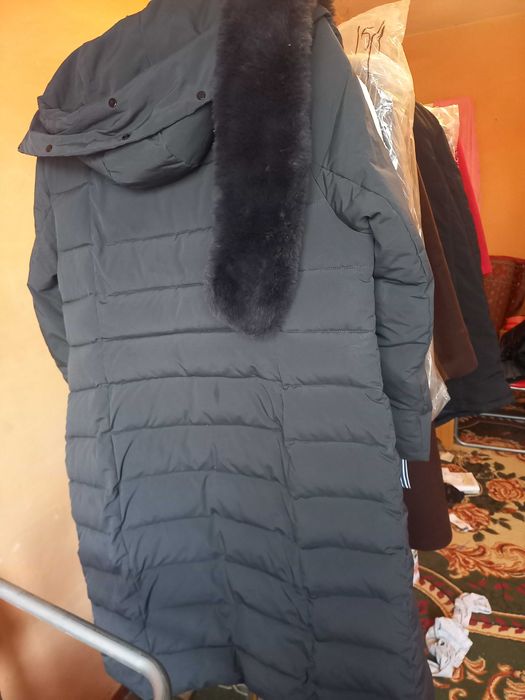 Женское пальто с мехом и капюшоном