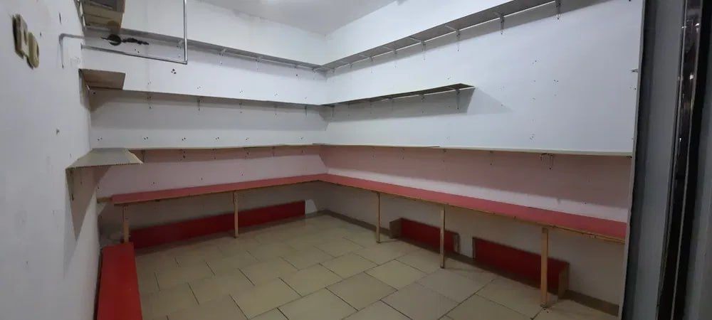 Chirchiq Shahrida Karvon Bozorida dokonlar sotiladi