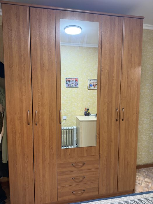 Продам шифоньер с зеркалом в отличном состоянии.