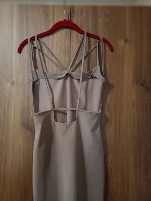 Рокля с ефектен гръб