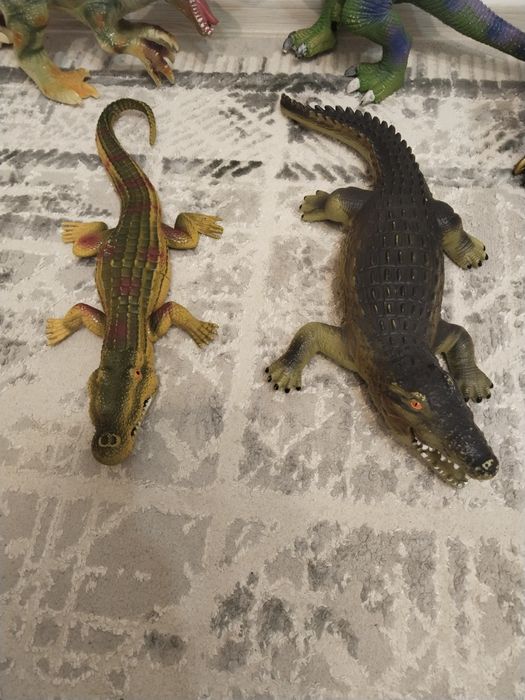 Продам игрушки резиновые динозавры