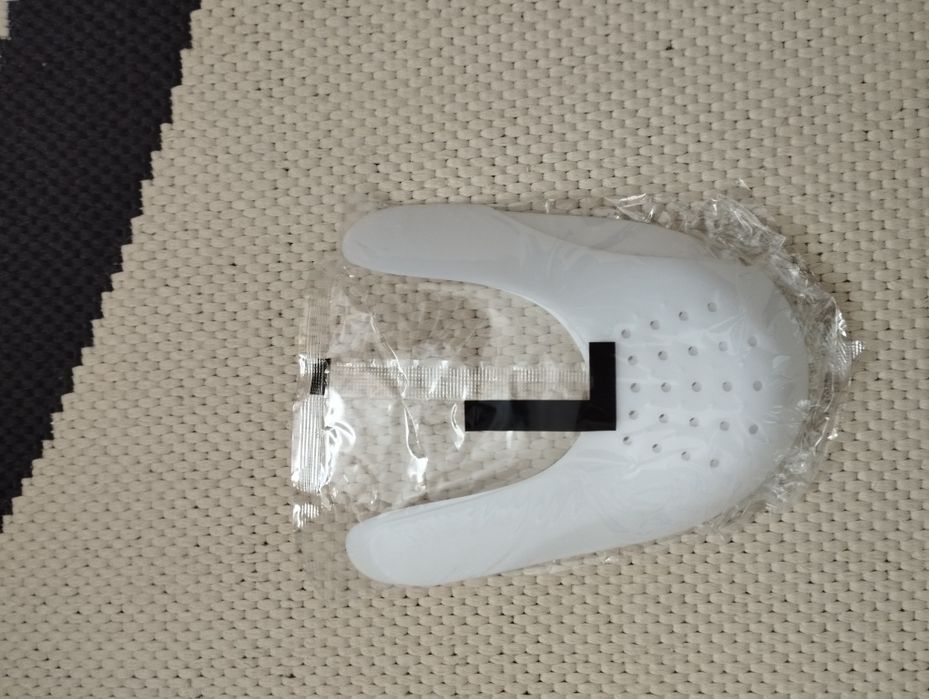 Vând sneaker shields