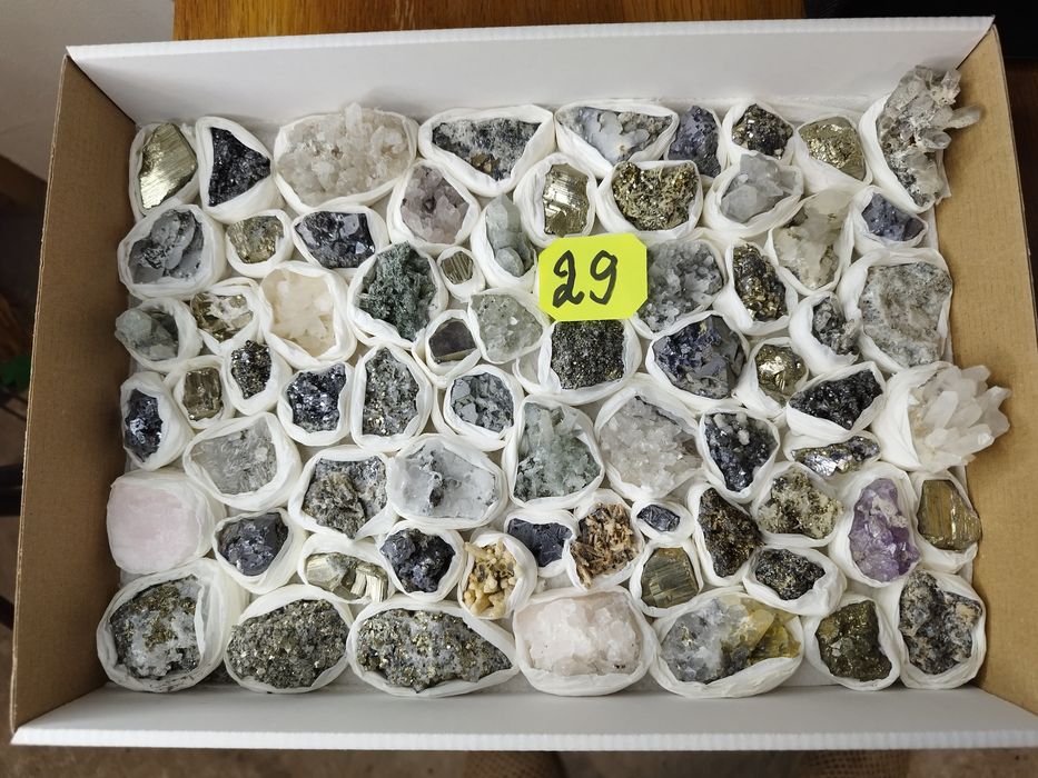 Минерали във кутии микс