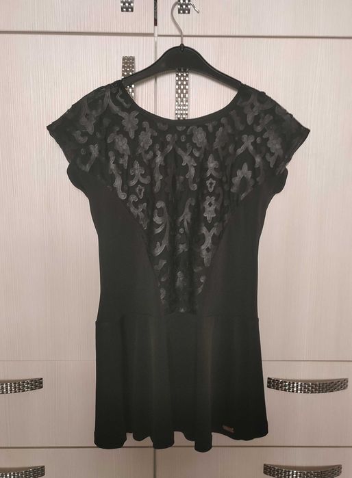 Елегантна блуза с дантела