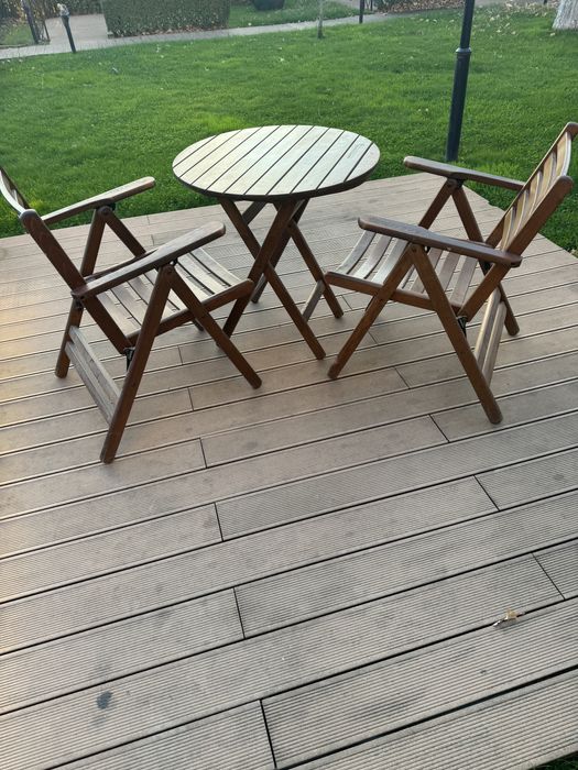 Дървени маси и столове