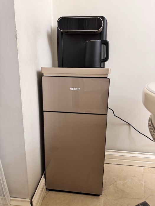 Кулер для воды, в комплекте 2 чайника.