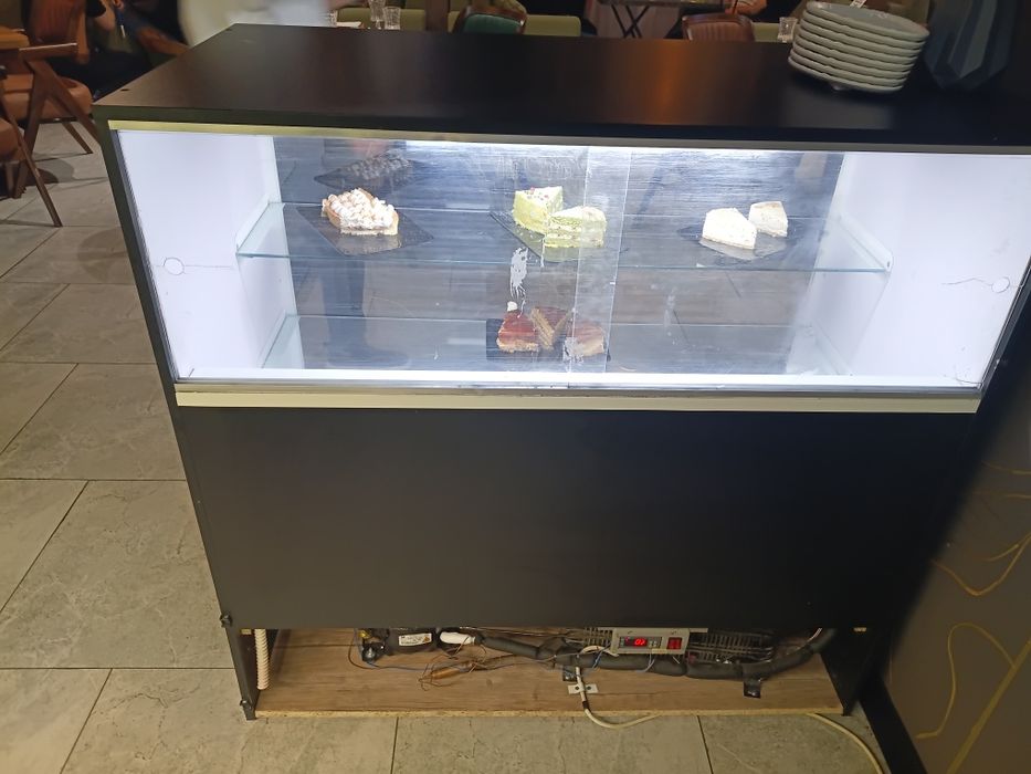 Срочно продам десертный холодильник