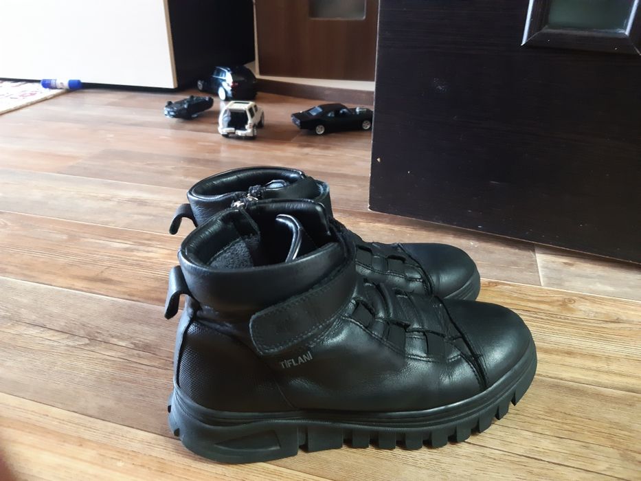 Продам демисизонные ботинки для мальчиков