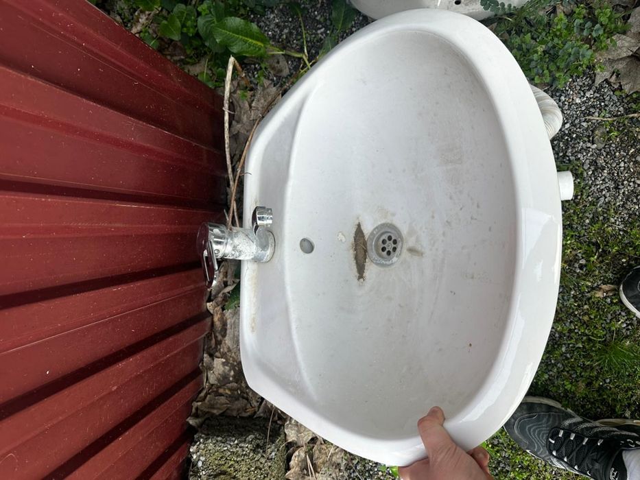 Продам унитаз и раковину