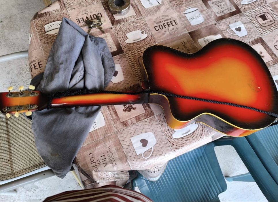 Дървена Китара.