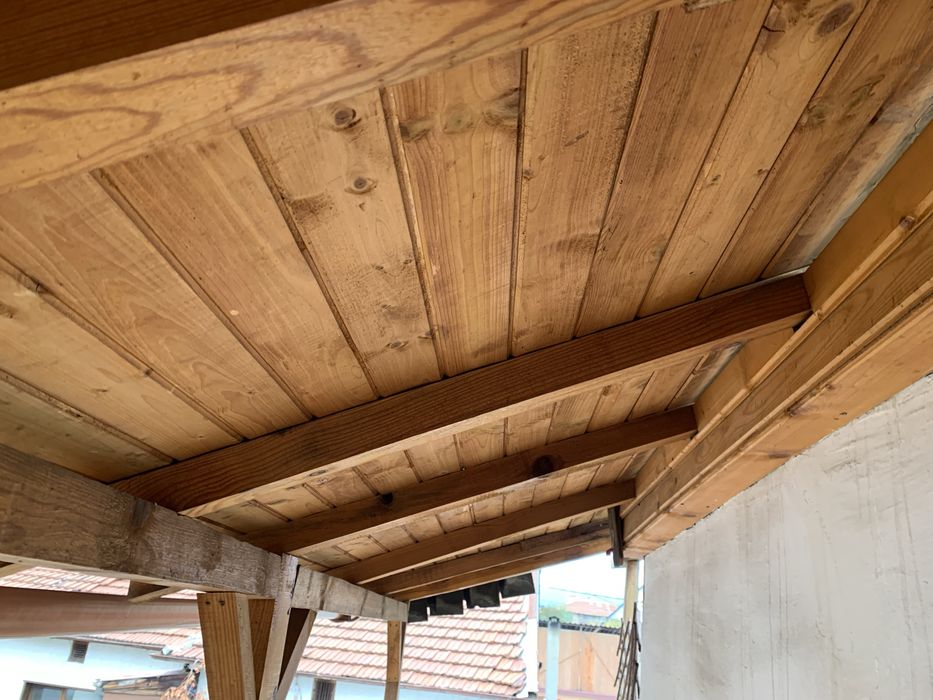 Конструкция Манастира дървени тераси, греди, челни дъски и декор