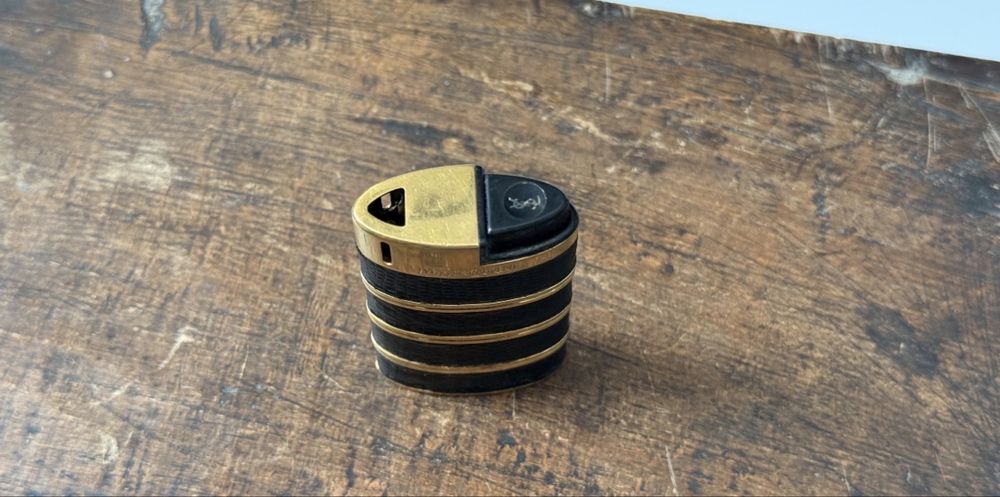 Bricheta Yves Saint Laurent auriu cu piele