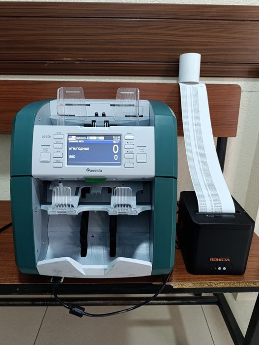 Проверка иностранных валют на банковском детекторе. Валюта текшириш.