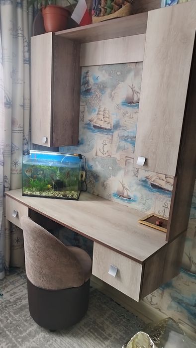 Кровать и навесной письменный стол