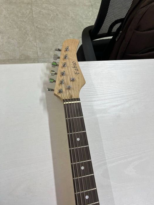 Sola gitara sotiladi