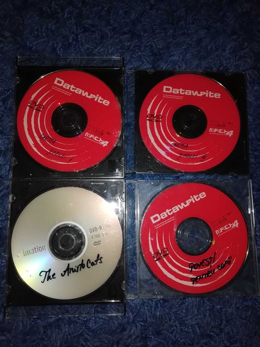 DVD-uri și cd-uri cu povești și jocuri pentru copii