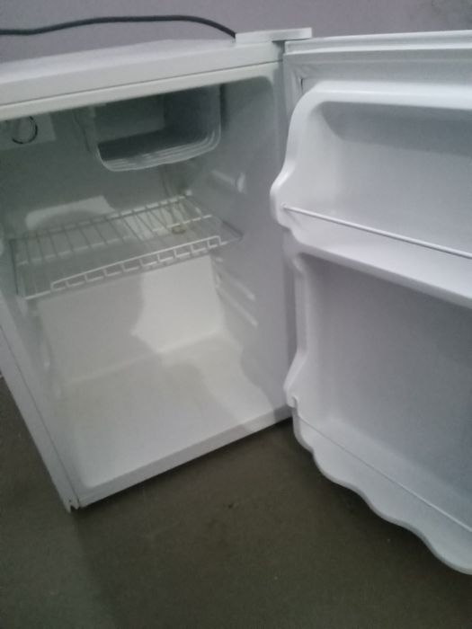 Продам маленький холодильник офисный