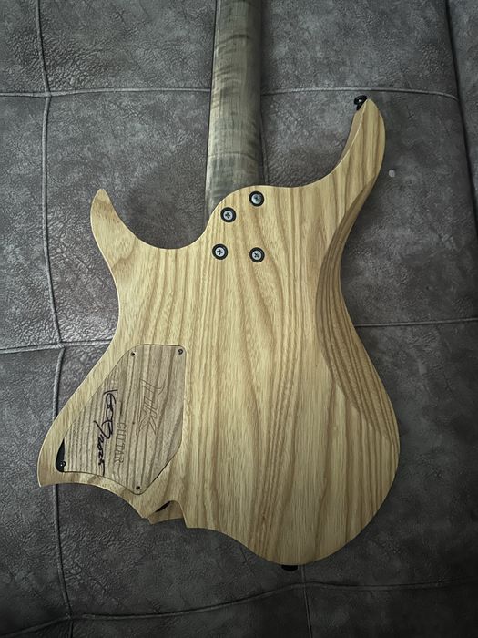 Безголовая электрогитара