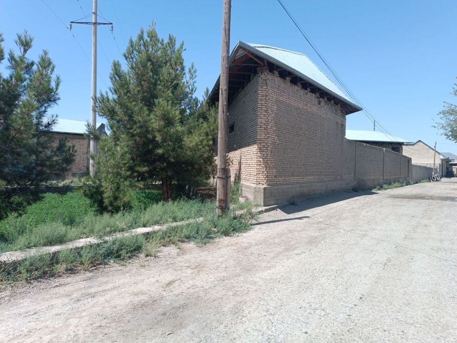 Uy sotiladi İpodrom bozori ketaverishda taxta bazani oldida