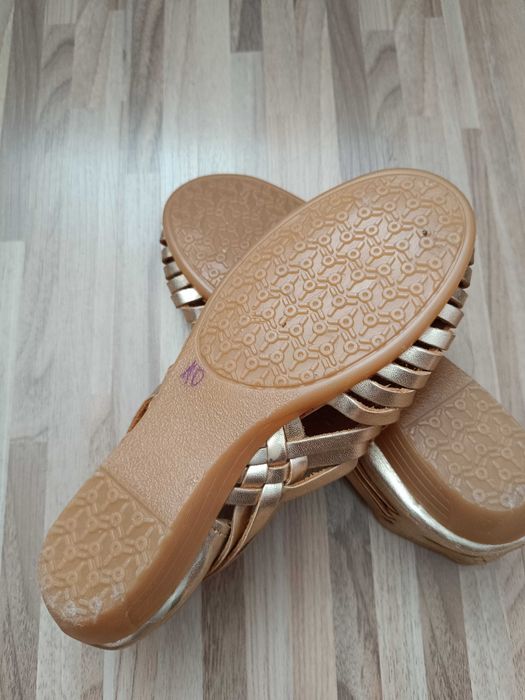 Обувки златисти летни