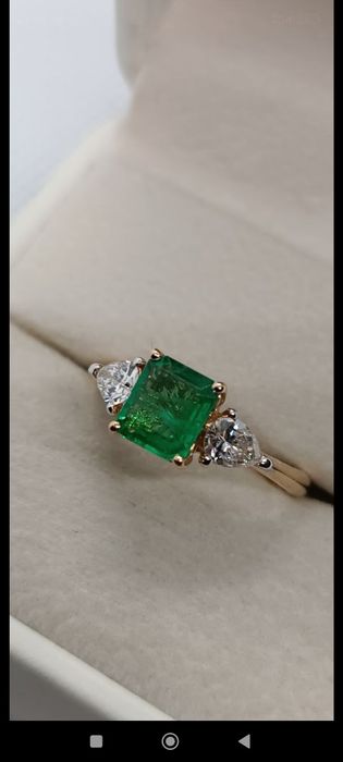 Кольцо в стиле Graff с изумрудом