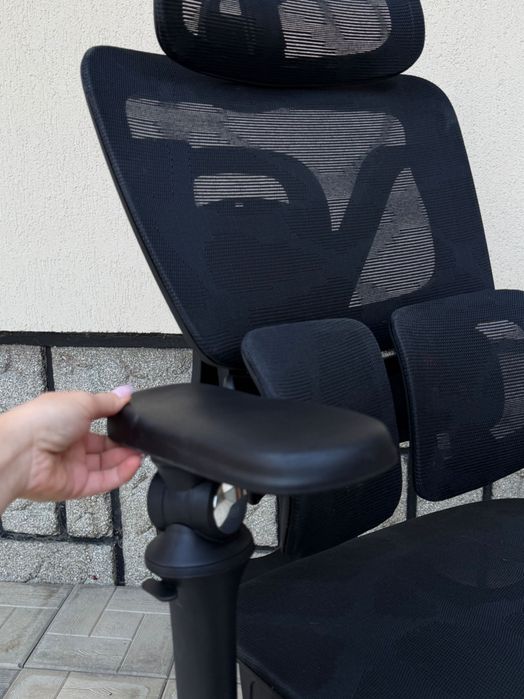 Scaun ergonomic de birou, model modern și confortabil, ideal pentru home office, birou sau lucru îndelungat.