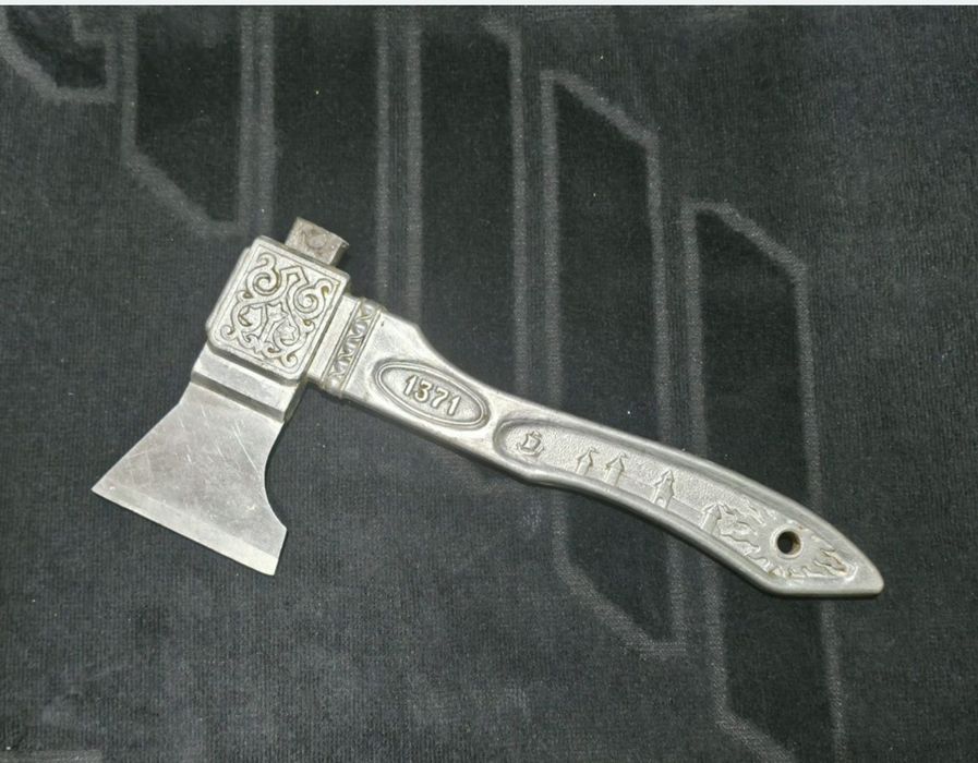 De vanzare, topor "vechi de colecție" anul 1371