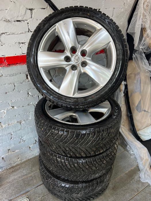 Продам оригинальные диски на Лексус с новой зимней шипованной резиной
