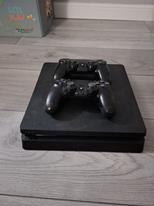 Vând PS4  foarte Bun