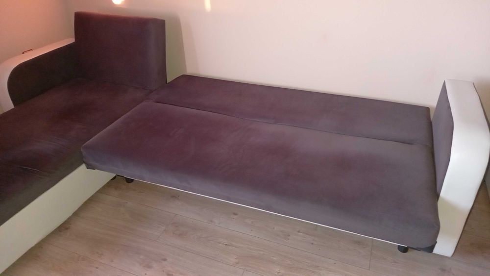 Продавам ъглов клик-клак диван кафяв с бежова кожа и две ракли.