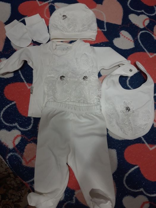 Продам костюмчик на выписку