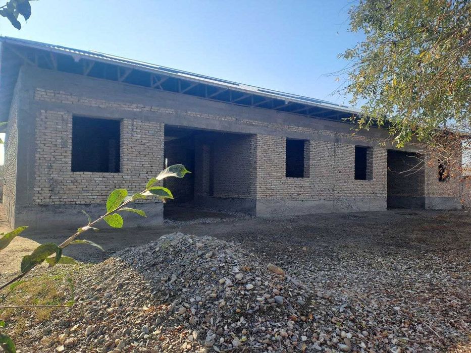 Qurilishi tugallanmagan hovli sotiladi