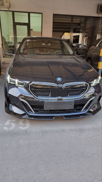 BMW i5 qoaraga qizil probeg 11300 Narx 58300 dollar ND Bob chqadi