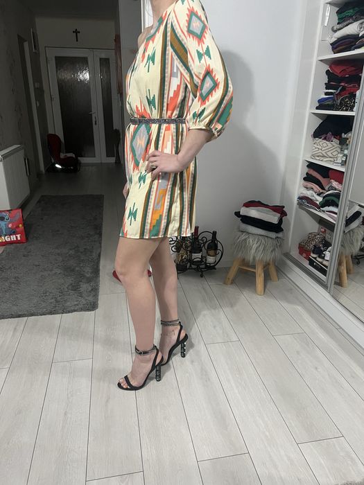 Rochie cu umarul gol