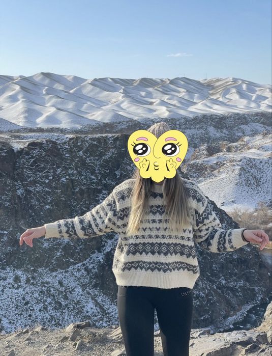 Свитер светлый с принтом