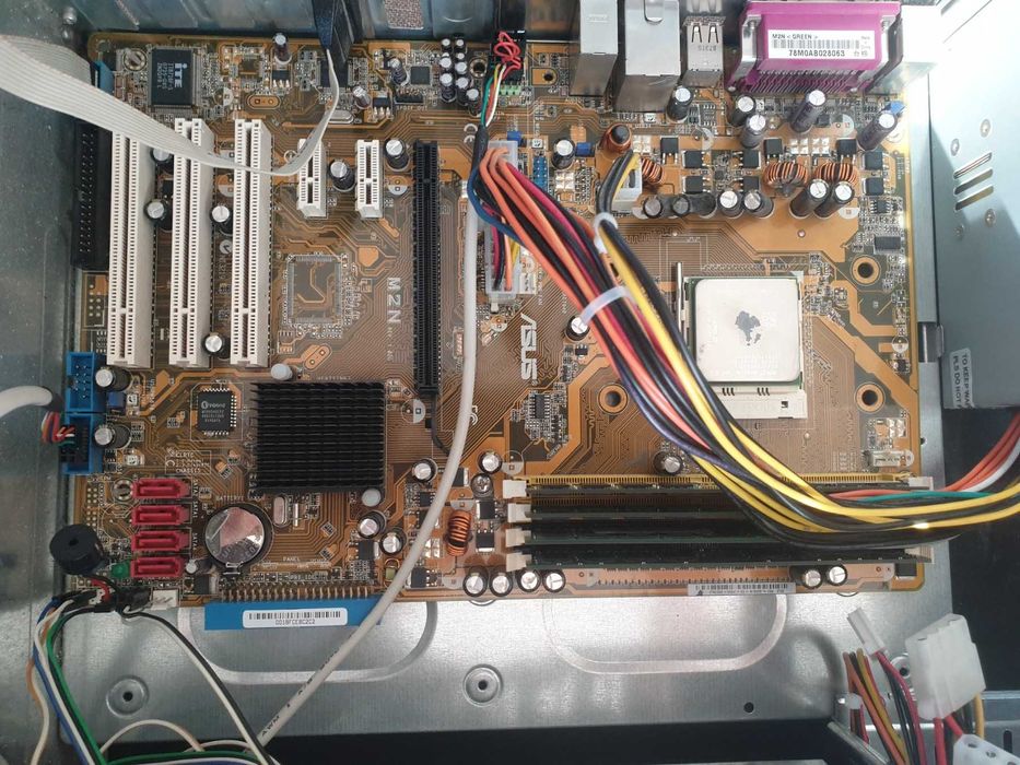 Лот от две компютърни кутии със захранвания и дънни платки