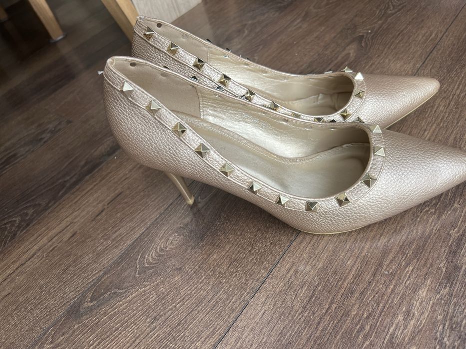 Продавам нови златисти обувки