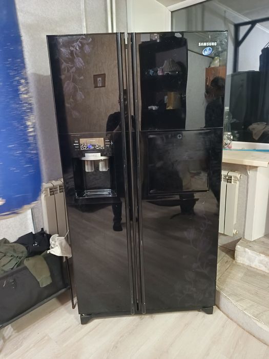 Продам холодильник двух дверный Самсунг полностью рабочий