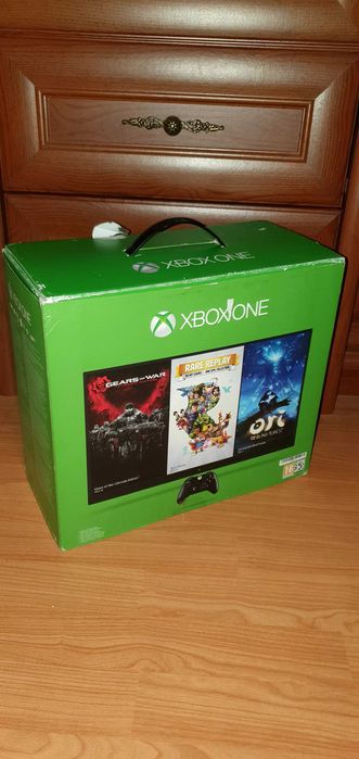 Xbox One 500GB Go конзола с един джойстик в отлично състояние