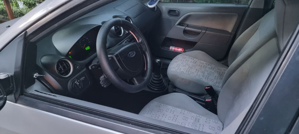 Vând Ford fiesta