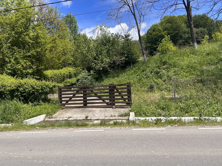 Vand casa cu etaj intr-o zona linistita