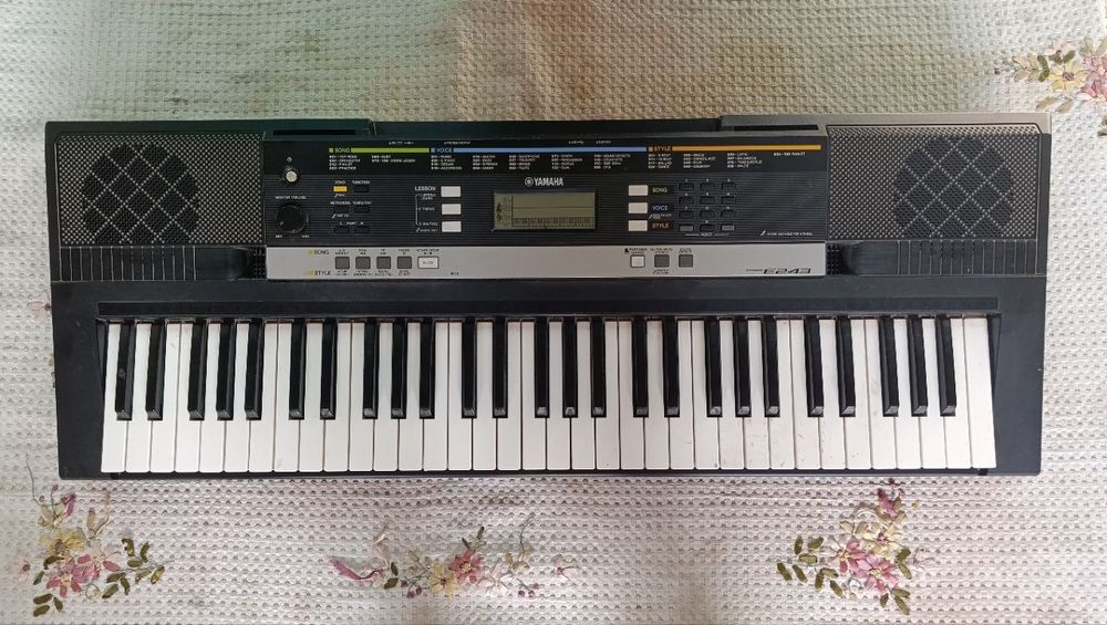 Sintezator sotiladi Yamaha PSR-E243
