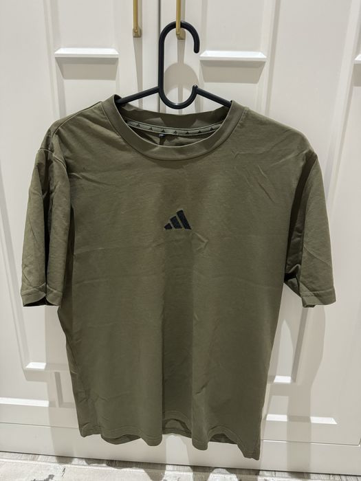 Брюки и футболки adidas