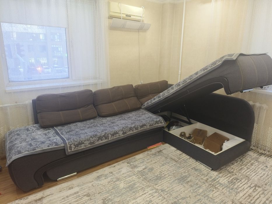 Продам диван. Состояние среднее.