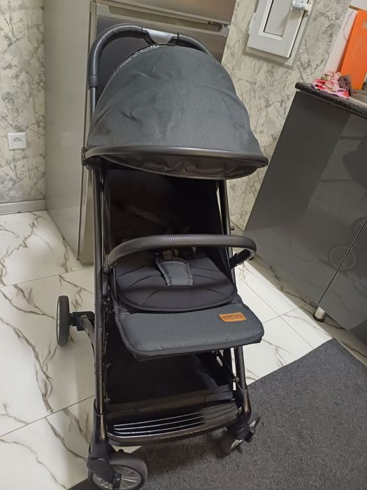 Продаётся фирменный коляска Cybex quero