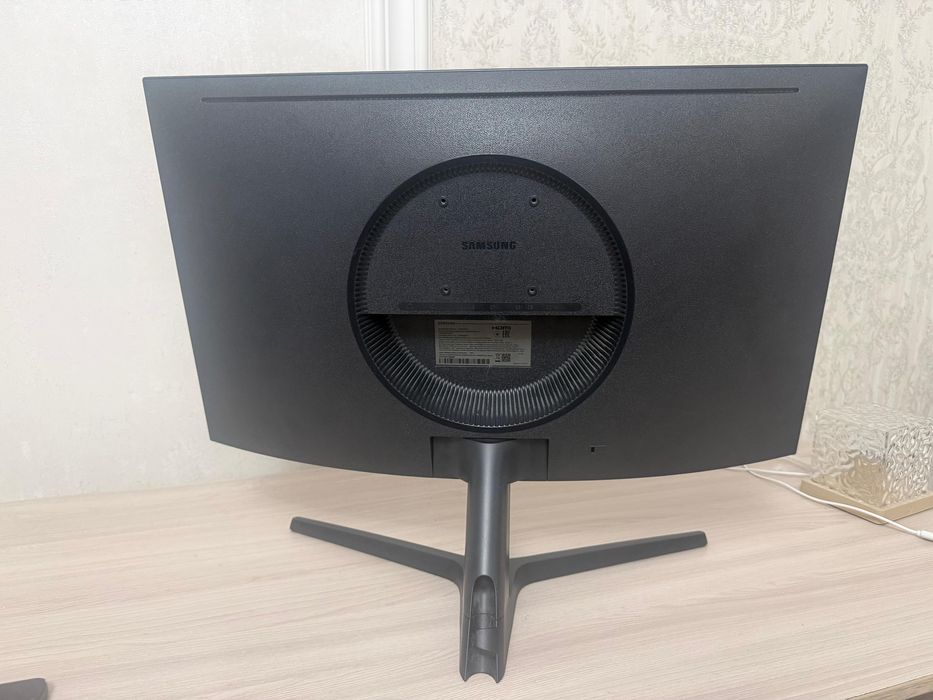 Монитор 240Hz Samsung 27” Curved для CS2 Valorant